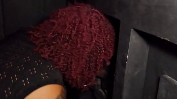 Slut se divertindo no glory hole