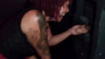 Slut se divertindo no glory hole