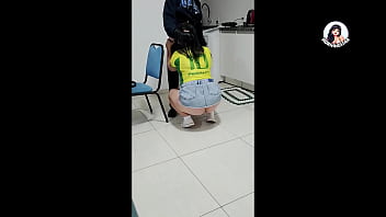 Deixei meu amigo dotado em nossa esperando para recepcionar minha mulher no dia das bruxas de surpresa