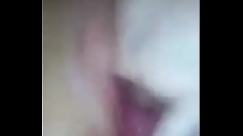 Masturbándose hasta mojarse vagina grande y ancha