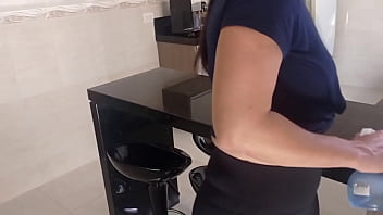 Contratei essa empregada e ela veio de cal&ccedil;a legging socada &mdash; que tes&atilde;o n&atilde;o consegui me segurar e acabei comendo