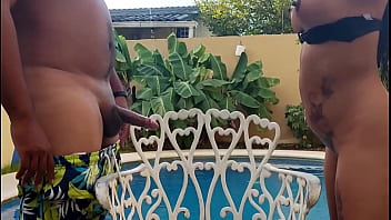 O jovem madrastra está fodido na piscina por enteado