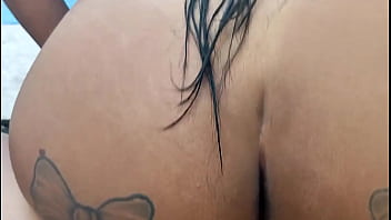 O jovem madrastra está fodido na piscina por enteado