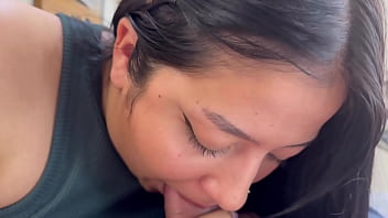 No tenía como pagar su paquete y se dejó comer las nalgas