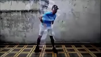 Menorzin dando aquela dançada monstra ao som do prison