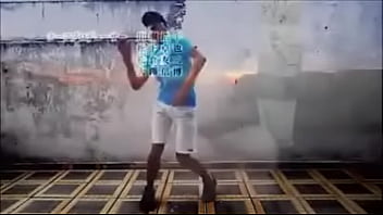 Menorzin dando aquela dançada monstra ao som do prison