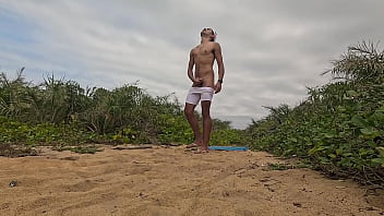 Nuzão e jorrando leite ao ar livre