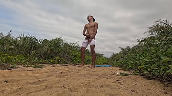 Nuzão e jorrando leite ao ar livre