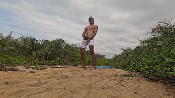 Nuzão e jorrando leite ao ar livre