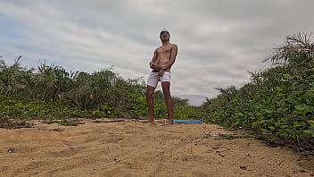 Nuzão e jorrando leite ao ar livre