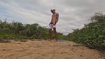 Nuzão e jorrando leite ao ar livre