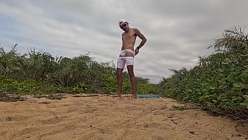 Nuzão e jorrando leite ao ar livre