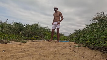 Nuzão e jorrando leite ao ar livre