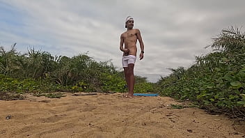 Nuzão e jorrando leite ao ar livre