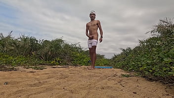 Nuzão e jorrando leite ao ar livre