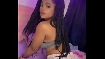 Negra gostosa rebolando na frente da câmera e fazendo cara de safada Negra gostosa rebolando na frente da câmera e fazendo cara de safada