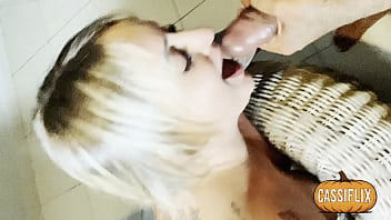 A gostosa da modelo depois do trabalho foi para a suíte com dois negões e deixou eles a comerem seu cu até ela gozar de prazer