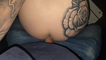 Levei minha namorada no gloryhole mas o pau do cara era tão pequeno que eu tive que comer ela