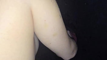 Levei minha namorada no gloryhole mas o pau do cara era tão pequeno que eu tive que comer ela