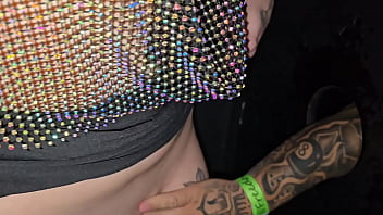 Levei minha namorada no gloryhole mas o pau do cara era tão pequeno que eu tive que comer ela