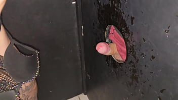 Levei minha namorada no gloryhole mas o pau do cara era tão pequeno que eu tive que comer ela