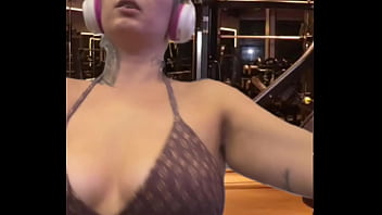 Fui na escada da academia fiquei toda molhadinha corri pro banheiro pra secar a bucetinha e os peitos completo sheer e x red