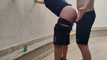 Sapatão machinho teve que dar a buceta e chupar pau pela primeira vez por não ter dinheiro para pagar uma aposta que fez