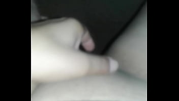 Morena gostosa com dedo na buceta