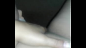 Morena gostosa com dedo na buceta