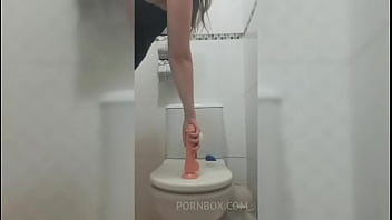 Big ass solo girl fucking a big dildo in a big pussy until she gets orgasm and squirts in the bathroom