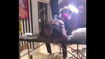 Tatuando o cuzinho da annita na mesa tatuador ficou excitado