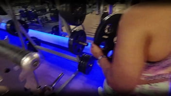 Na academia sem calcinha treinando com tesão