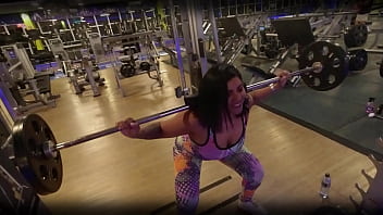 Na academia sem calcinha treinando com tesão