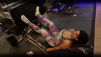 Na academia sem calcinha treinando com tesão