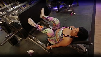 Na academia sem calcinha treinando com tesão