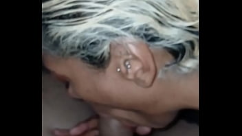 Parei o carro e ela tirou meu pau para fora e chupou e tentou engolir até que vômitos encima dele