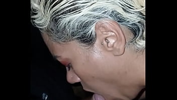 Parei o carro e ela tirou meu pau para fora e chupou e tentou engolir até que vômitos encima dele