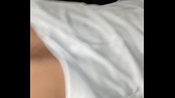 Parei o carro e ela tirou meu pau para fora e chupou e tentou engolir até que vômitos encima dele