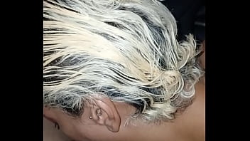 Parei o carro e ela tirou meu pau para fora e chupou e tentou engolir até que vômitos encima dele