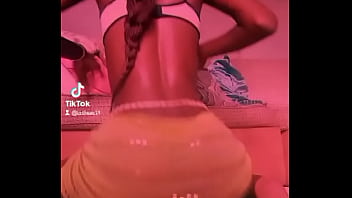 Elle bouge son petit cul