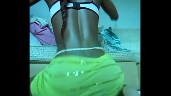 Elle bouge son petit cul