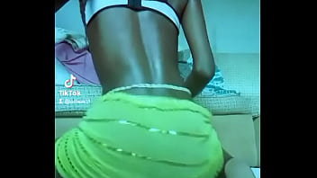 Elle bouge son petit cul