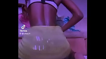 Elle bouge son petit cul