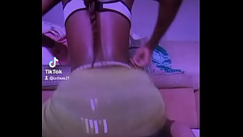 Elle bouge son petit cul