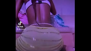 Elle bouge son petit cul