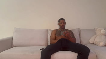 Me follo a mi vecina en el baño de la piscina y somos capturados en cámara