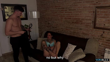 Pillo a la sucia de mi compañera de piso masturbandose y me la follo duro