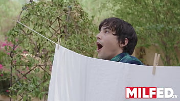 Muchacho joven espiando a su vecina milf caliente haciendo su entrenamiento milfed