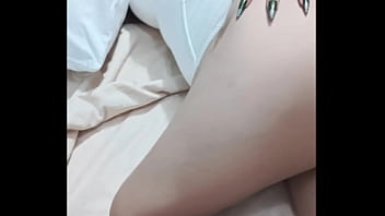 Madrastra de 25 años culona labios gruesos vaginales anda cachonda buscando a quién follar