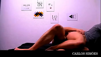 Eu amo quando esse pauzudo deita e eu quico gostoso virada de costa pra ele desse filho da puta me come gostoso